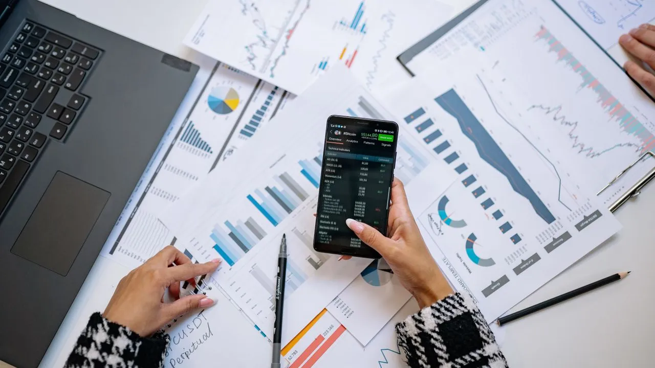 Catatan grafik dan analitik penjualan di atas meja kerja