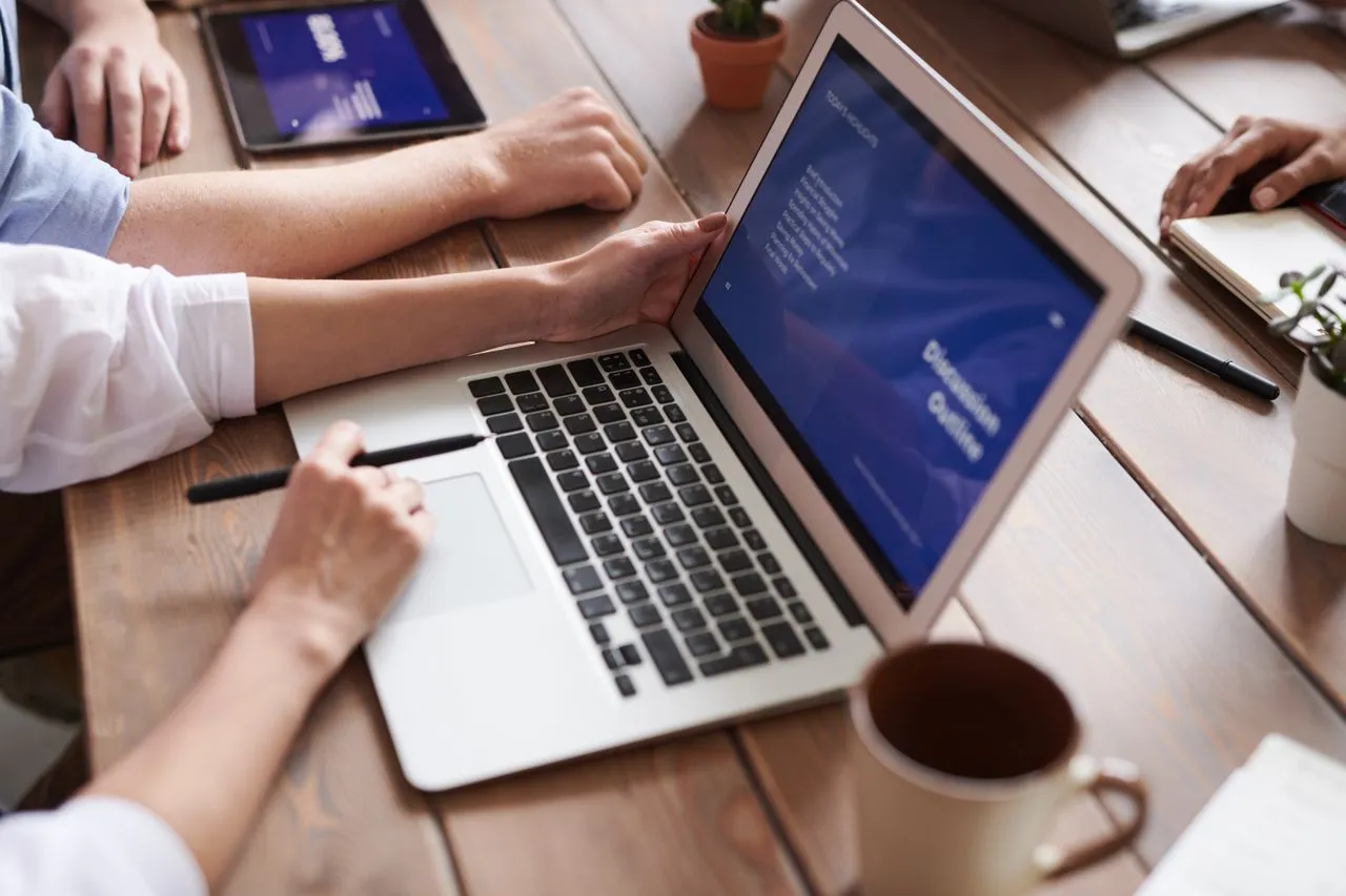 Tampilan website bisnis yang berfokus pada konversi pelanggan
