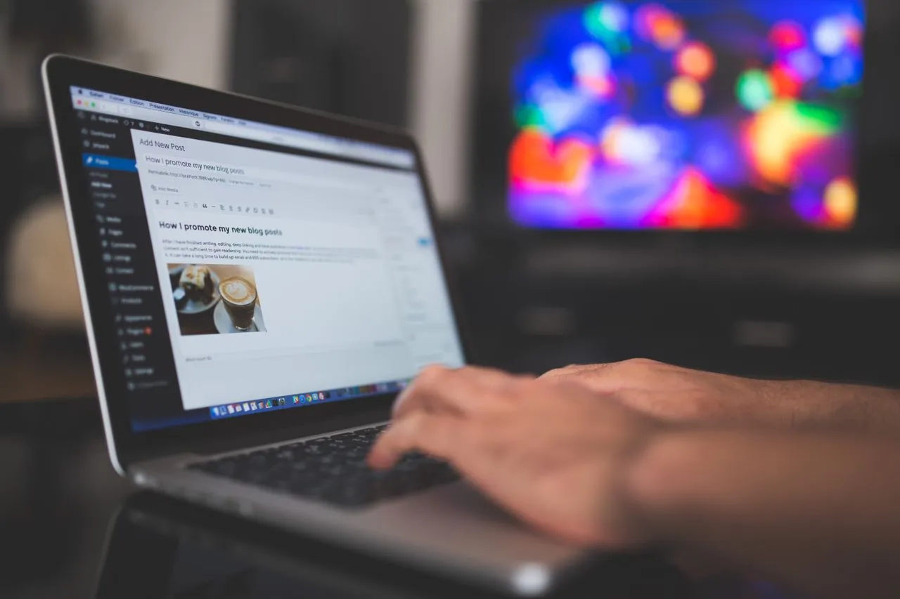 Siswa dan guru mengakses website sekolah di era digital